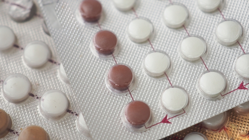 Pakovanje tableta koje se koriste u oralnoj terapiji za hormonske bubuljice na licu